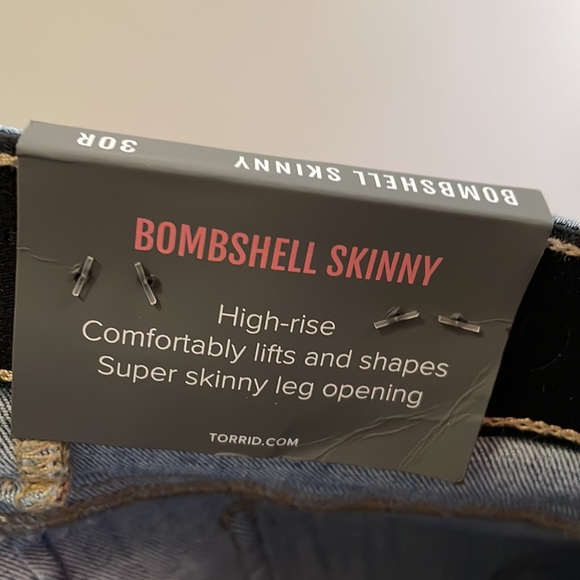 Torrid bombshell skinny jeans button fly distressed ankle size 30 - Picture 8 of 8